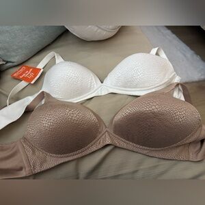 Set of 2 Warner's Bras ( Back to Smooth Lift)